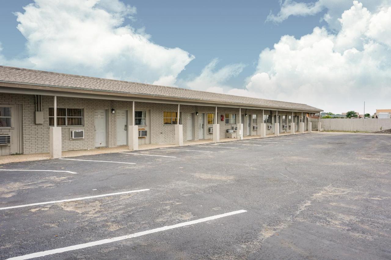 Oyo Hotel Austin Street Giddings Exterior photo