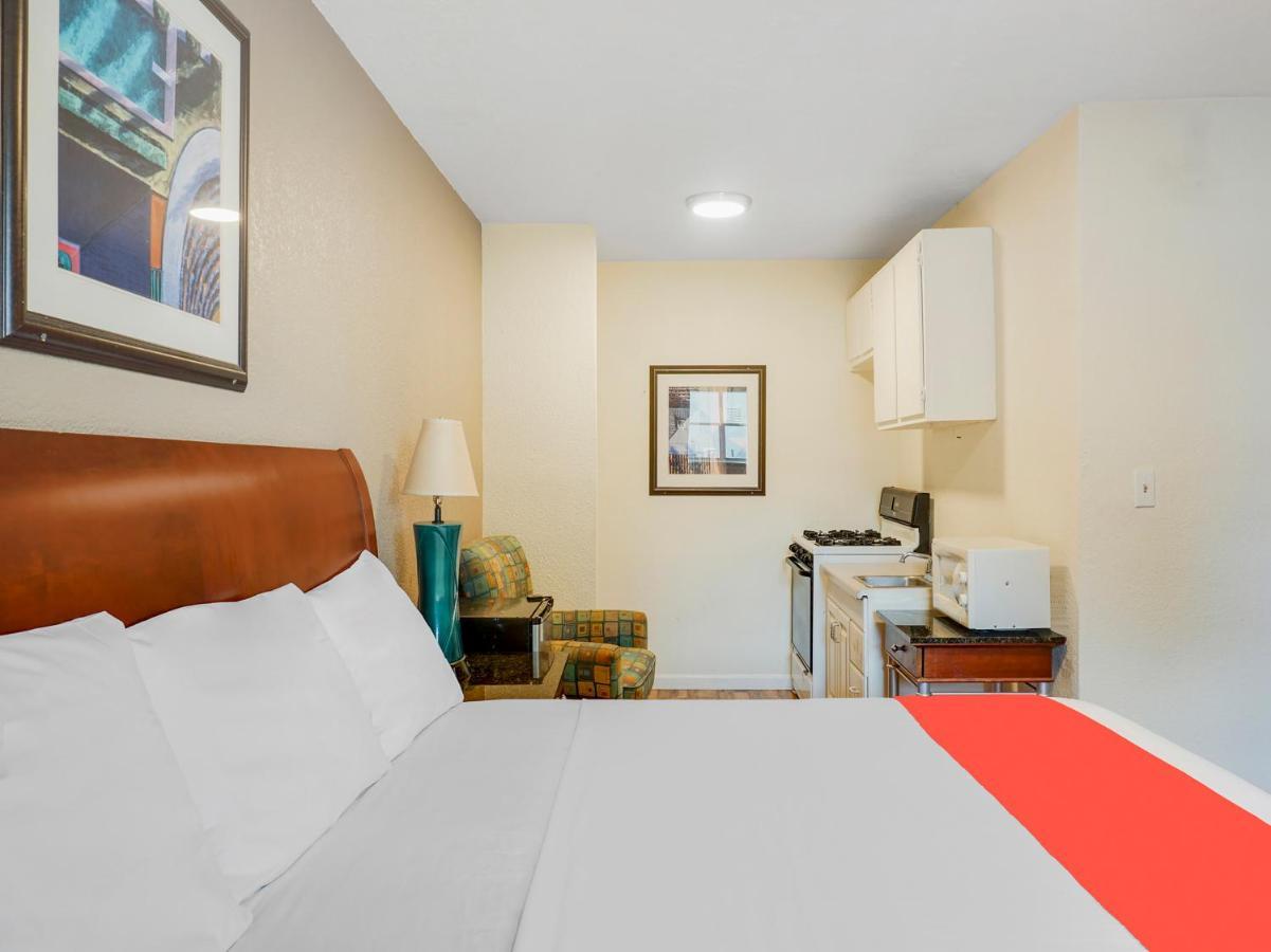 Oyo Hotel Austin Street Giddings Exterior photo
