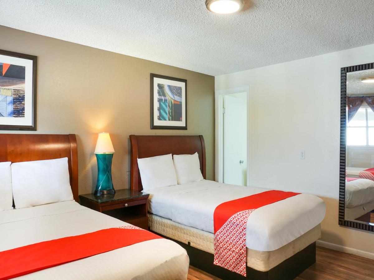 Oyo Hotel Austin Street Giddings Exterior photo